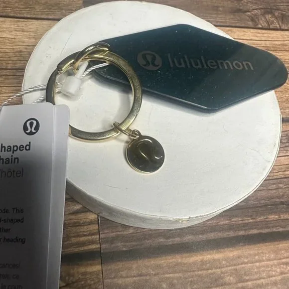 Lululemon Diamond Shaped Hotel Keychain NWT ONE SIZE (SMTL/GOLD) - Picture 3 of 9